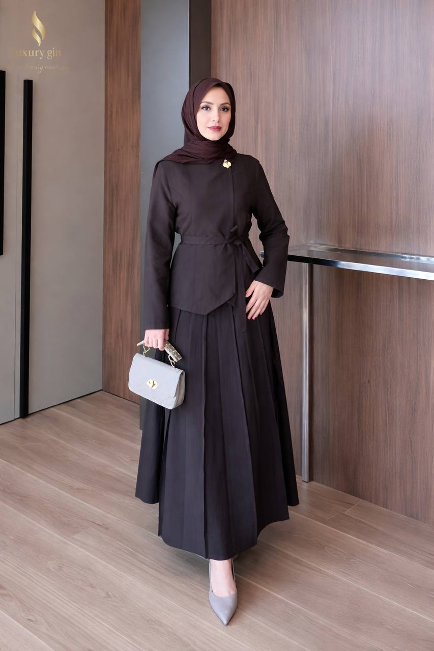 طقم كلاسيكي قطعتين مع بروش