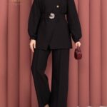 طقم نسائي قطعتين أفيلين لون أسود كلاسيكي مع أزرار ذهبية.