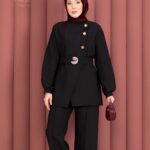 طقم نسائي قطعتين أفيلين لون أسود كلاسيكي مع أزرار ذهبية.