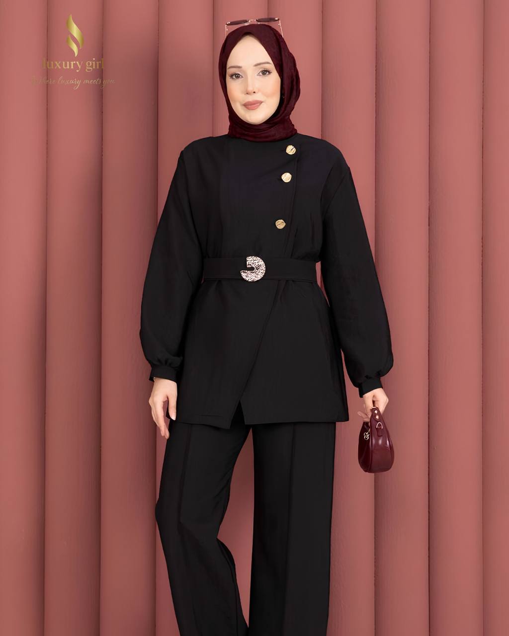 طقم نسائي قطعتين أفيلين لون أسود كلاسيكي مع أزرار ذهبية.