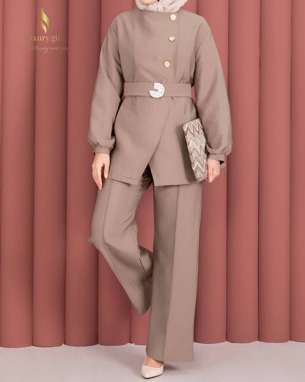 طقم تركي قطعتين لون بيج أنيق للمحجبات.