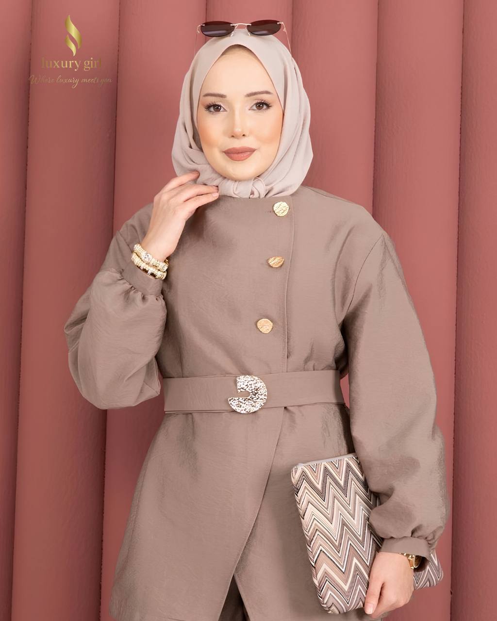 طقم تركي قطعتين لون بيج أنيق للمحجبات.