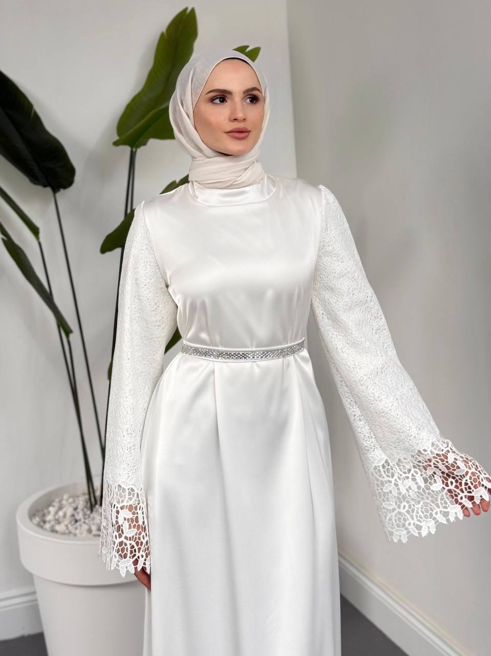 فستان سهرة أبيض محتشم للمحجبات Luxury Girl.