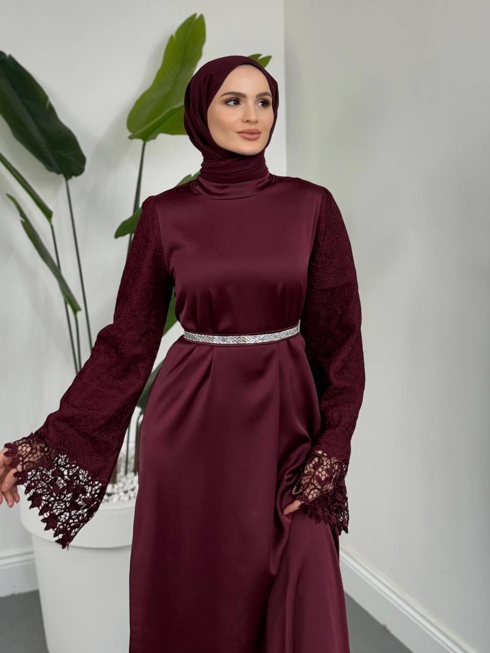 فستان سهرة عنابي ساتان من Luxury Girl Store.